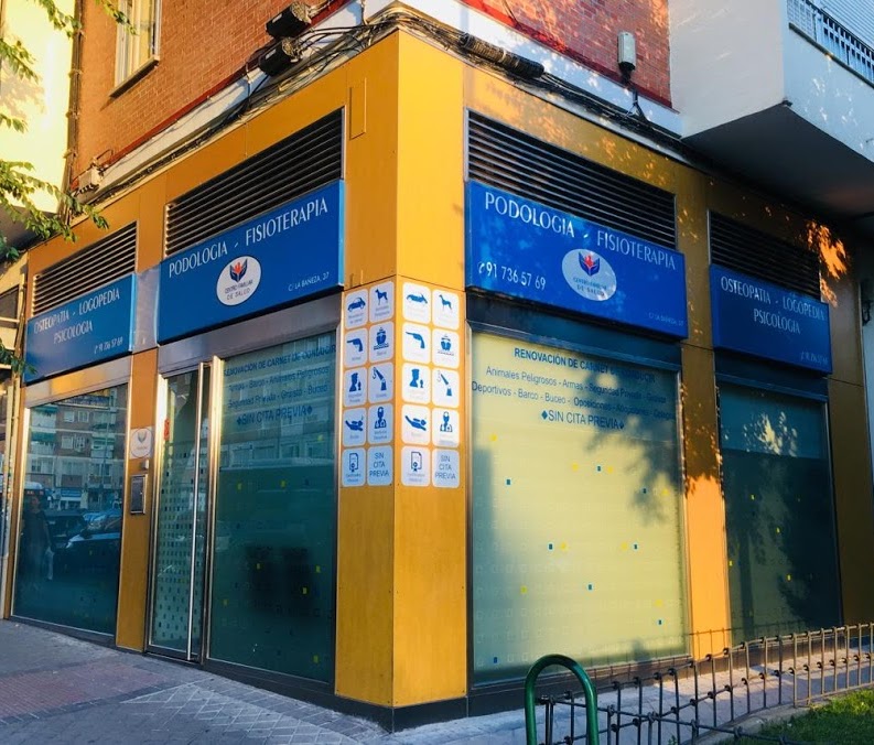 Fachada del Centro Familiar de Salud en C/ La Bañeza, 37, Peñagrande, Madrid
