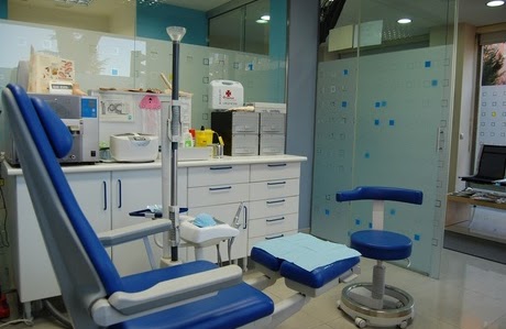 Sala de podología del Centro Familiar de Salud, equipada con sillón y mobiliario clínico